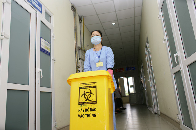 Thùng rác y tế 240 lít màu vàng