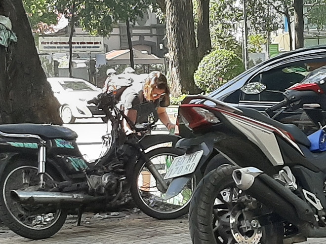 Tình nguyện viên ILA vui vẻ mang theo túi rác đã thu gom