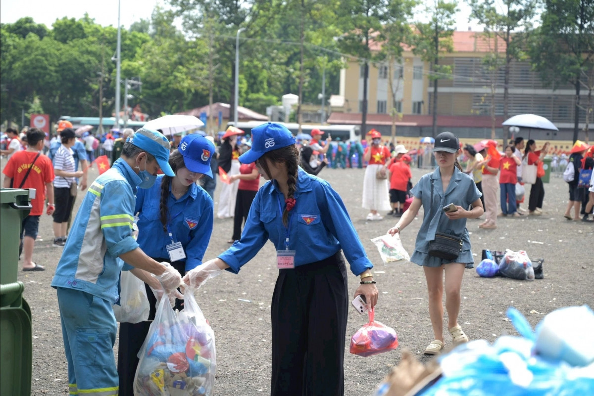 Tình nguyện viên năng động hỗ trợ công tác thu gom rác, lan tỏa thông điệp bảo vệ môi trường.