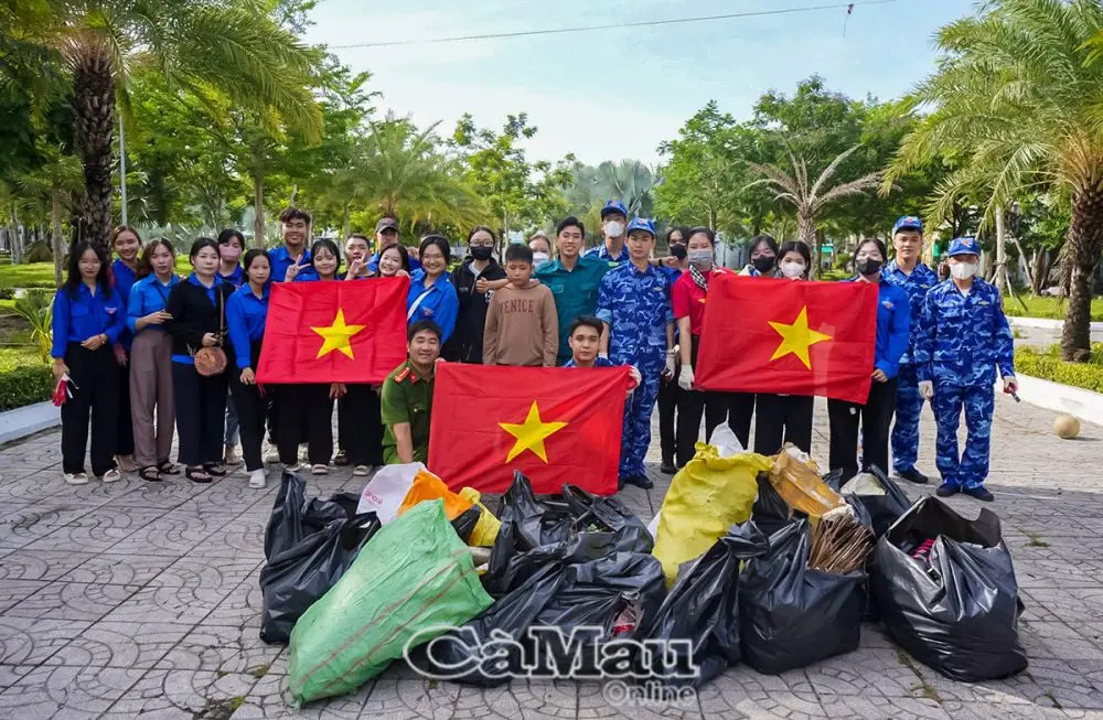 Tình nguyện viên tham gia chiến dịch dọn dẹp môi trường, đẩy mạnh biện pháp khắc phục xả rác bừa bãi