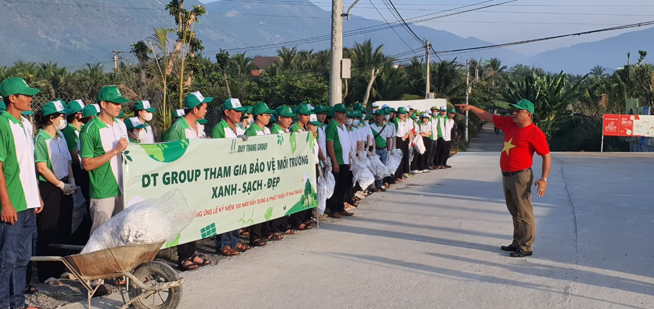 Tổng Giám đốc Công ty Cổ phần Rong biển DT Khánh Hòa phát biểu tại lễ chào cờ