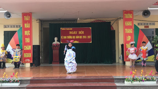 Trang phục dạ hội tái chế từ giấy báo, một ý tưởng bài thuyết trình hay về trang phục tái chế