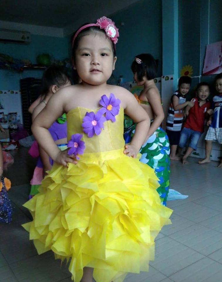 Trang phục tái chế sáng tạo từ vật liệu giấy
