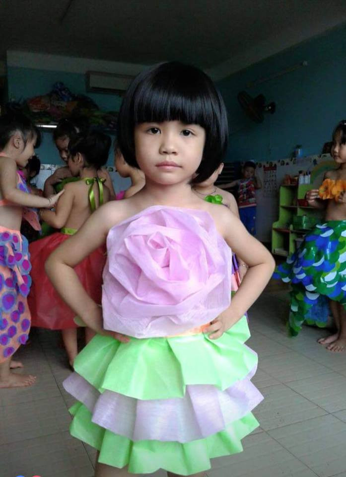 Trang phục tái chế từ giấy báo và bìa các tông