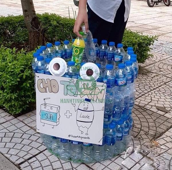 Trang trí thùng rác tái chế bằng chai nhựa với họa tiết độc đáo