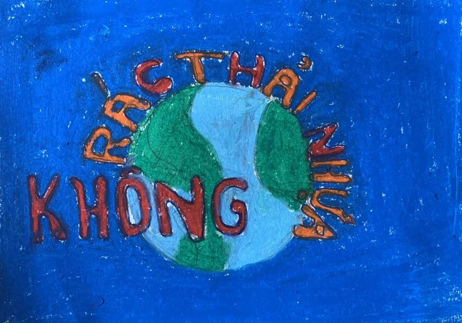 Tranh vẽ sáng tạo của học sinh trường tiểu học Long Biên, Hà Nội, nâng cao nhận thức về ô nhiễm nhựa