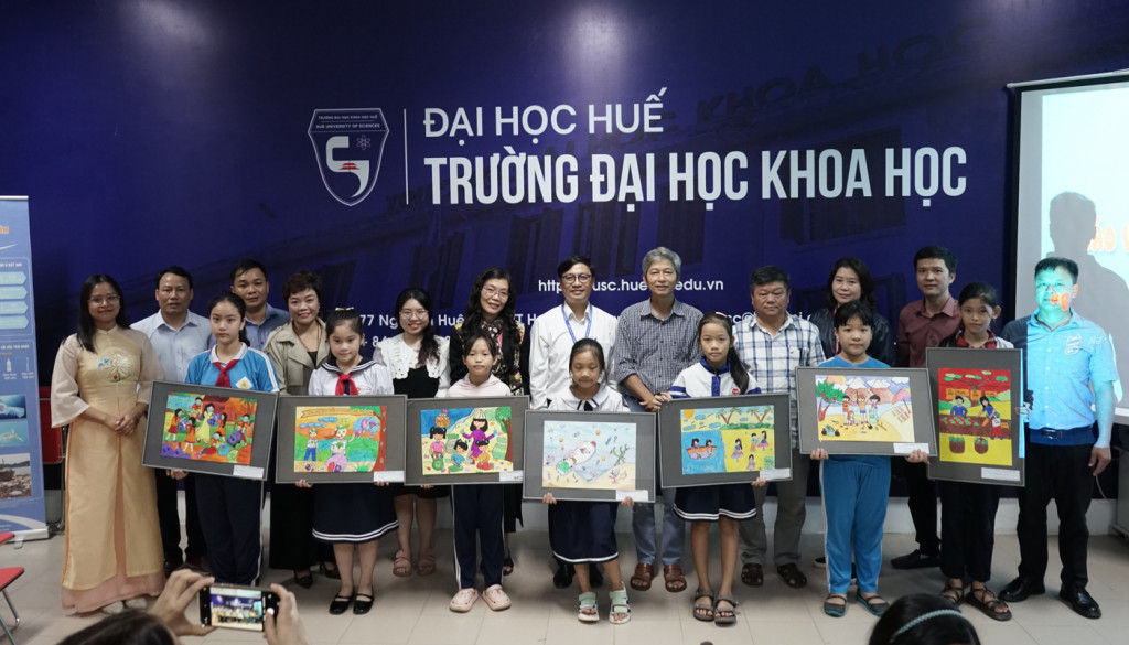 Trao giải cho các em học sinh với tác phẩm sáng tạo về giảm thiểu rác thải nhựa