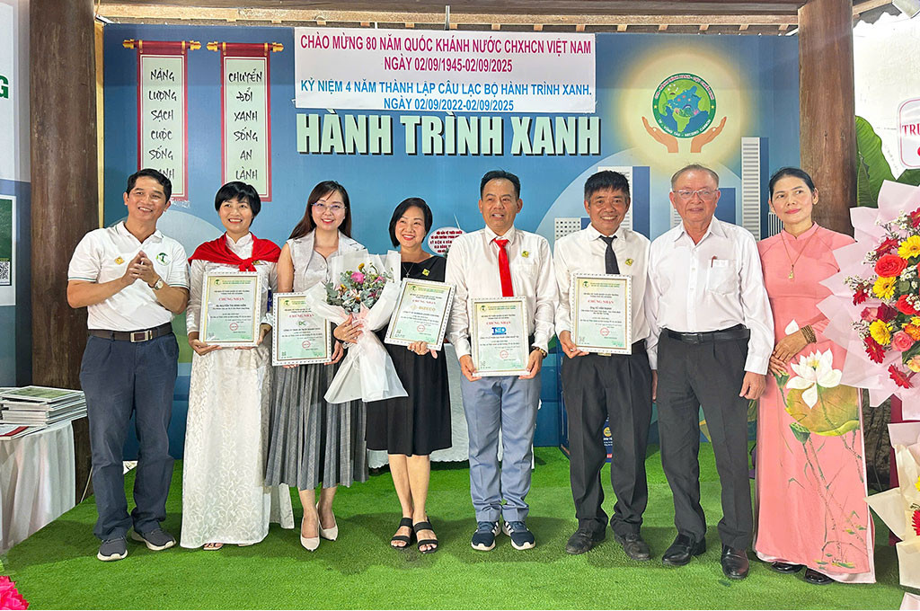 Trao quyết định hội viên chính thức, tăng cường lực lượng chiến binh xanh bảo vệ môi trường