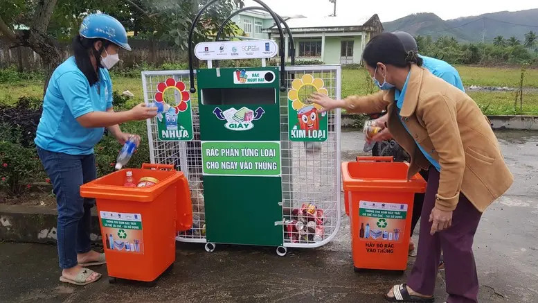 Trẻ em học cách phân loại rác thải tại nguồn, góp phần vào biện pháp khắc phục xả rác bừa bãi