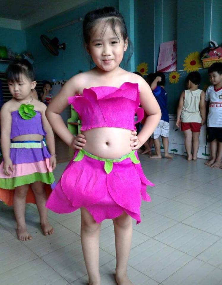 Trẻ em mặc trang phục tái chế độc đáo