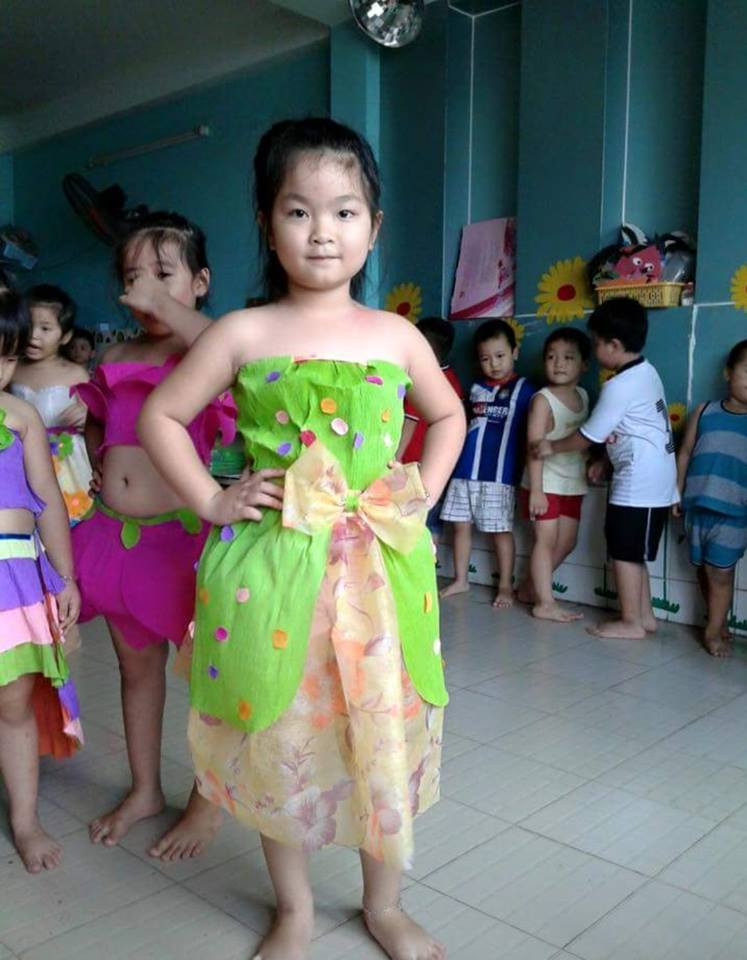 Trẻ em mặc trang phục tái chế rực rỡ