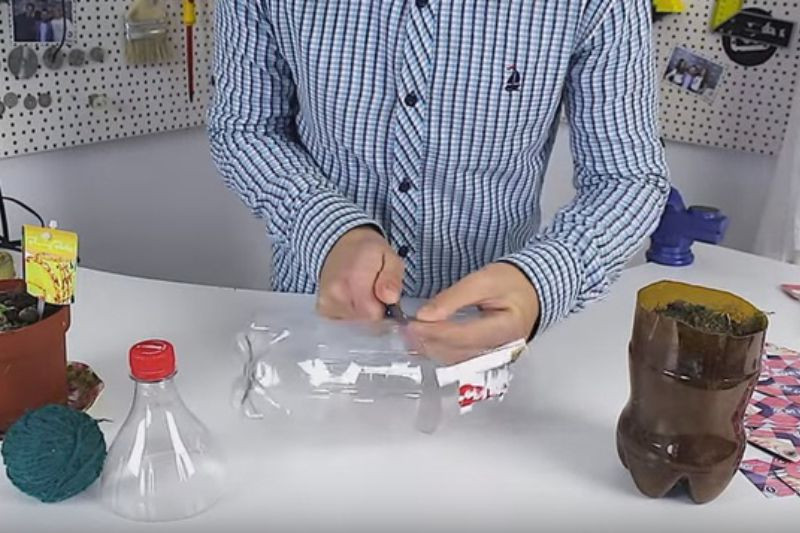 Trồng cây xanh bằng chai nhựa tái chế, giải pháp làm đồ tái chế đơn giản cho vườn nhà.
