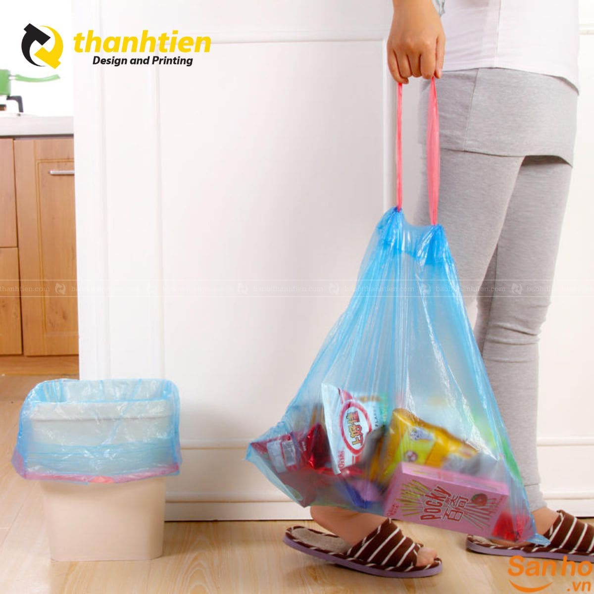 Túi đựng rác có dây rút màu đen và xanh dương chất lượng cao
