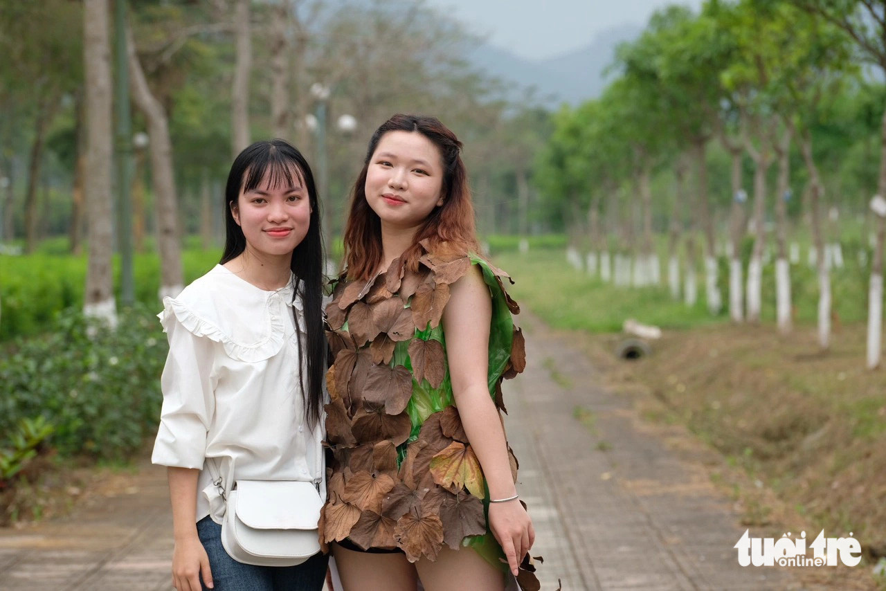 Túi ni lông, bao tải... thời trang tái chế của sinh viên cuốn hút