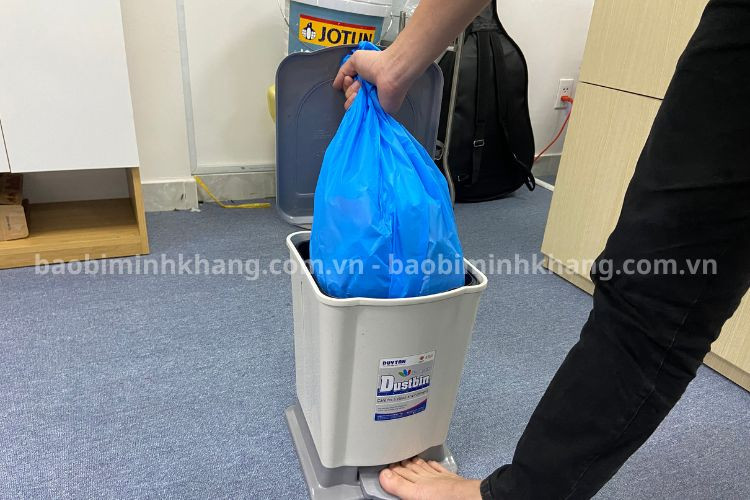 Túi rác cuộn giúp thu gom rác thải tại nhà, văn phòng, cửa hàng kinh doanh
