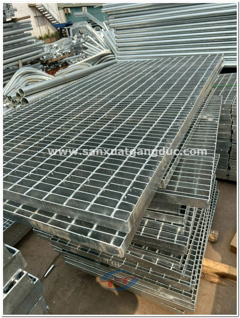 Ứng dụng lưới chắn rác mạ kẽm trong hệ thống thoát nước hoặc sàn công nghiệp