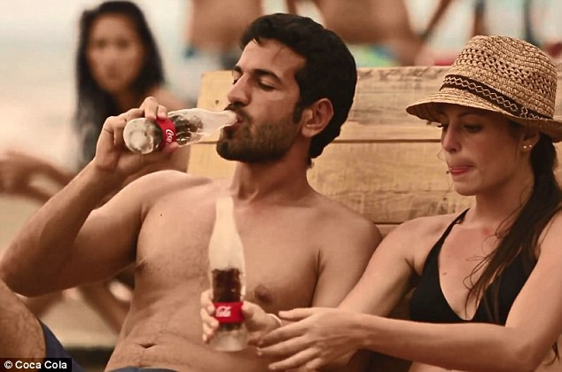 Vỏ chai băng đá của Coca-Cola trên bãi biển Colombia
