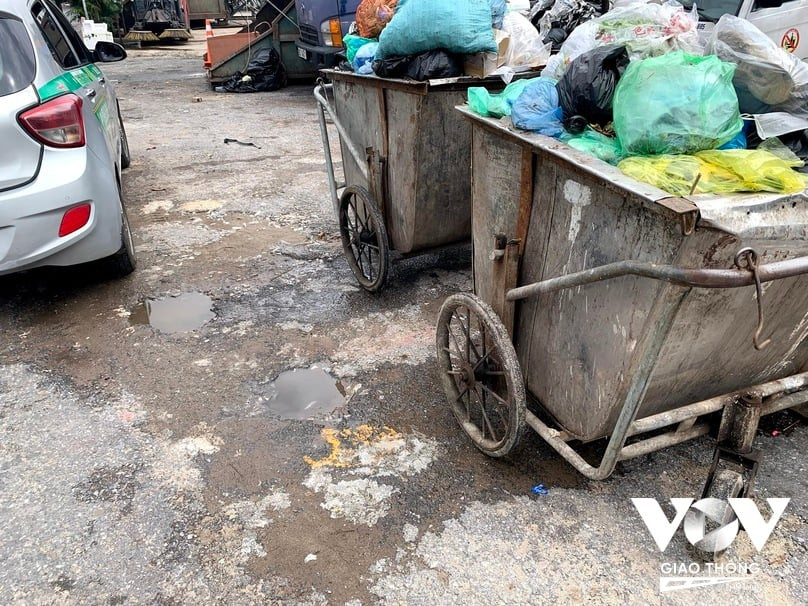 Xe chở rác đã xuống cấp, thủng đáy gây rò rỉ nước thải ra đường, là hình ảnh phổ biến cho thấy vấn đề xả rác và quản lý chất thải chưa hiệu quả.
