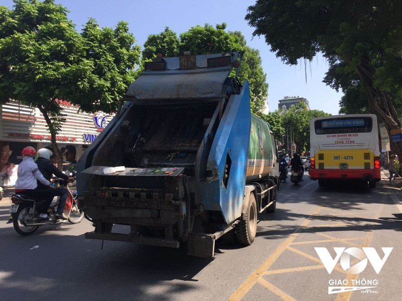 Xe chở rác không che chắn chạy trên phố, làm rơi vãi rác và nước thải, tăng nguy cơ ô nhiễm môi trường và xả rác.
