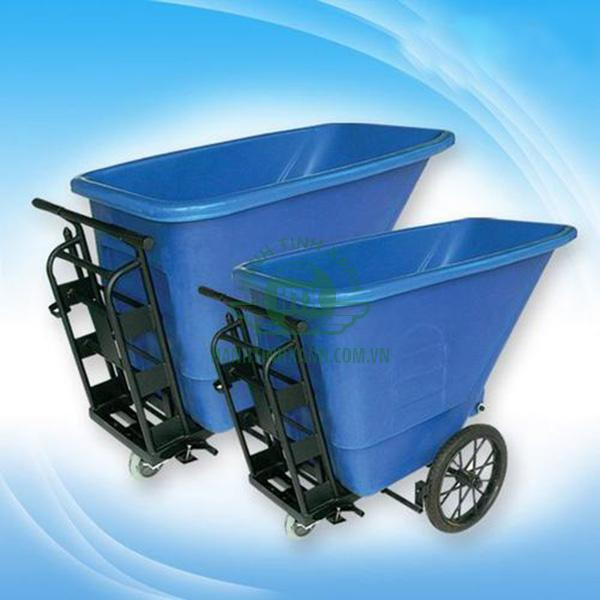Xe đẩy rác nhựa HDPE 450 lít màu xanh của Paloca, sẵn sàng thu gom rác