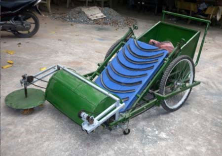 Xe hốt rác tự động vận hành bằng lực đẩy, góp phần làm sạch đường phố