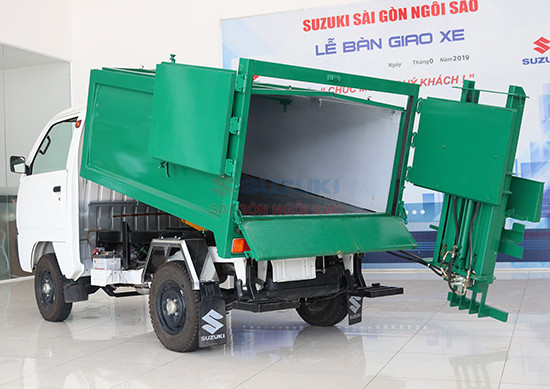 Xe rác chuyên dụng đang làm nhiệm vụ thu gom, giữ gìn vệ sinh môi trường