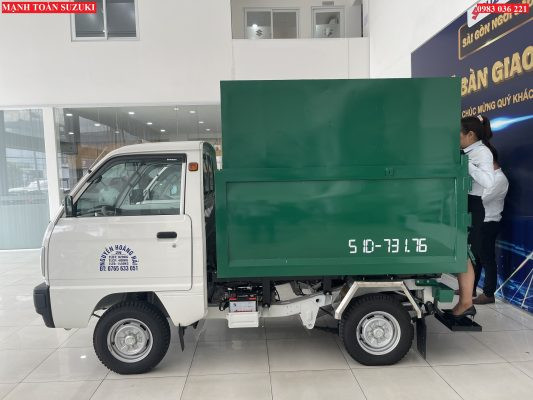 Xe tải Suzuki chở rác sẵn sàng cho công việc thu gom và vận chuyển