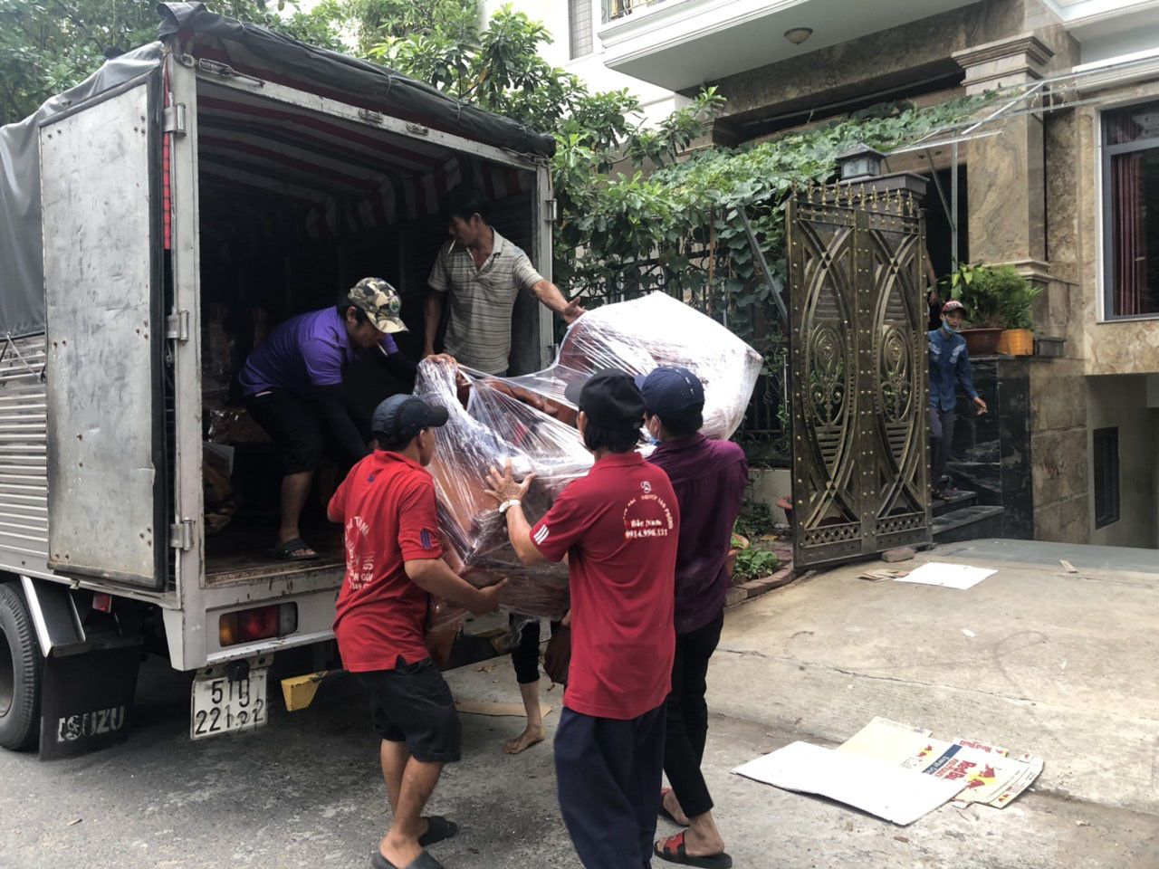 Xe tải vận chuyển đồ đạc và phế thải sau khi thuê xe đổ rác
