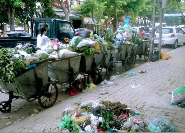 Xe thu gom rác đẩy tay phổ biến trong các khu đô thị