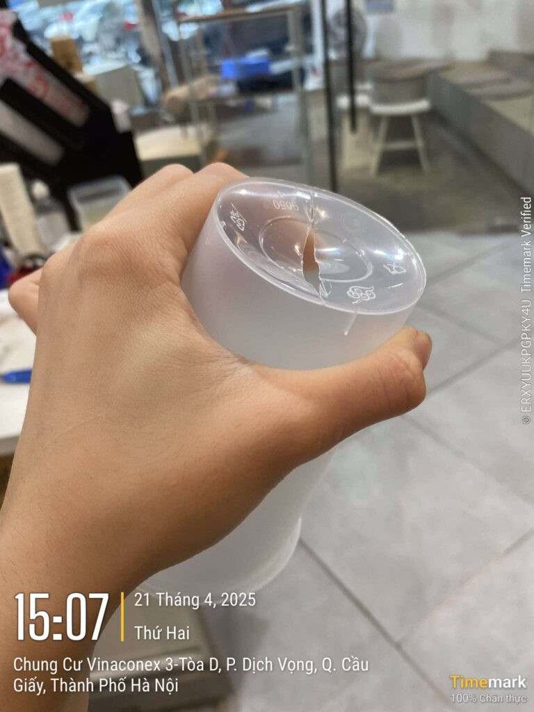 ZangTee huỷ cốc nhựa tại cửa hàng